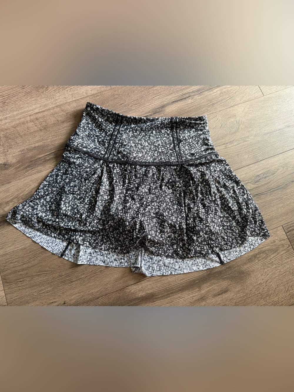Lululemon Lost In Pace Skirt (Tall) (15")
Daisy Dust Alpine White Black / Black